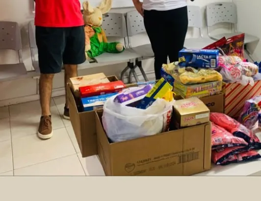 Alimentos e outros itens arrecadados para uma instituição de acolhimento